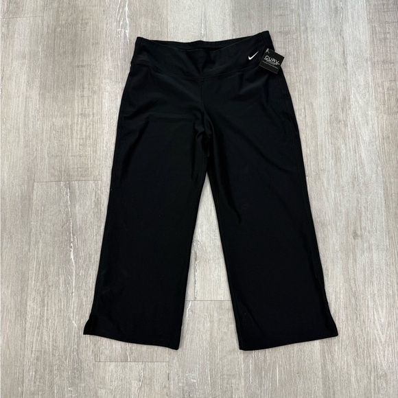 Nike Dri-Fit Black Straight Leg Capri - Size M - Picture 1 of 3